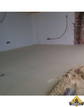 Hoe maak ik een extra grote cementdekvloer?