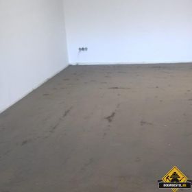 Hoe maak ik een cementdekvloer met zandcementmortel met houten regels?