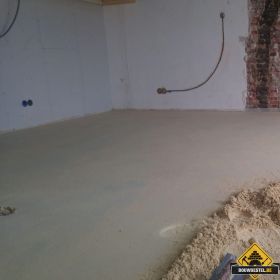 Hoe maak ik een extra grote cementdekvloer?